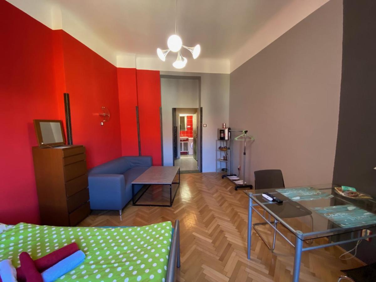 Apartment B42 Bed And Cafe Прага Екстер'єр фото